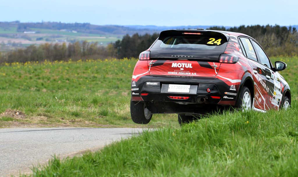 Lasse Karlshøj og Isabell Kvick på spring i deres Peugeot 208 Rally4 i årets første DM-rally
(Foto: Morten Dam - specialpress@gmail.com)